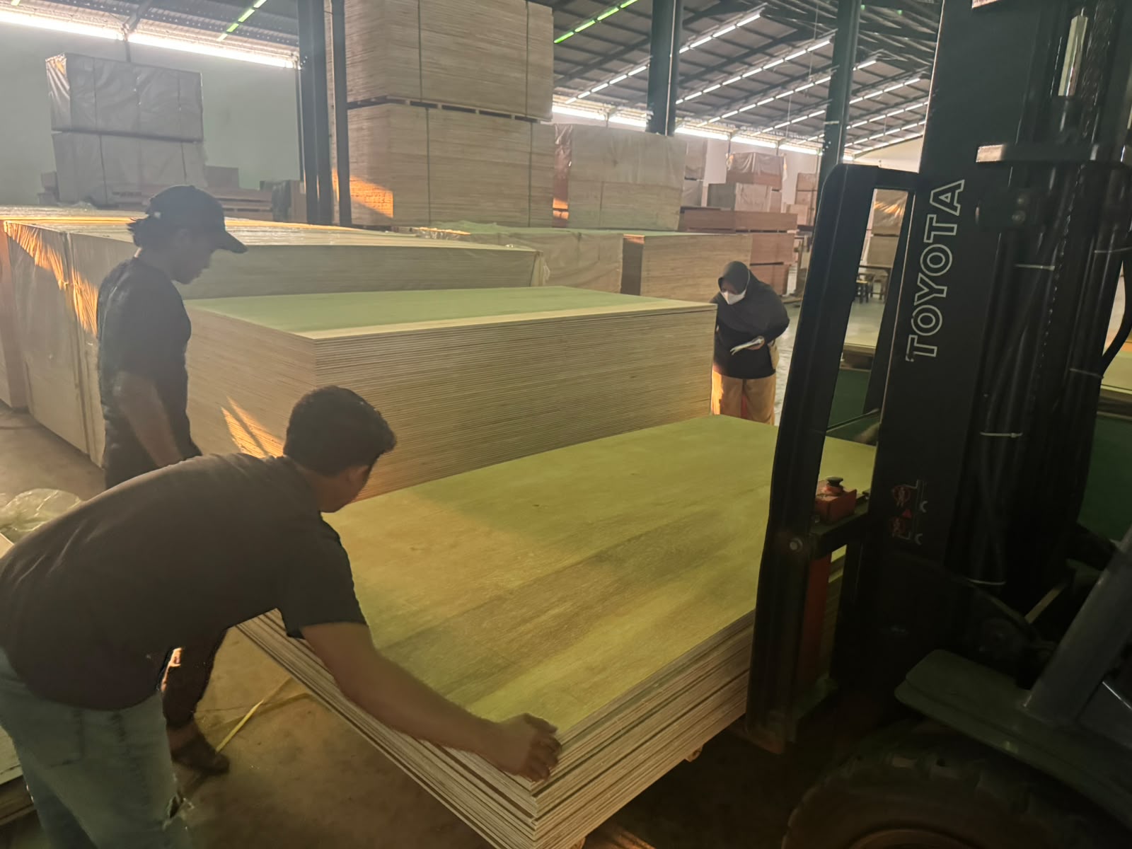 Pemeriksaan kualitas plywood oleh tim Sumber Rejo